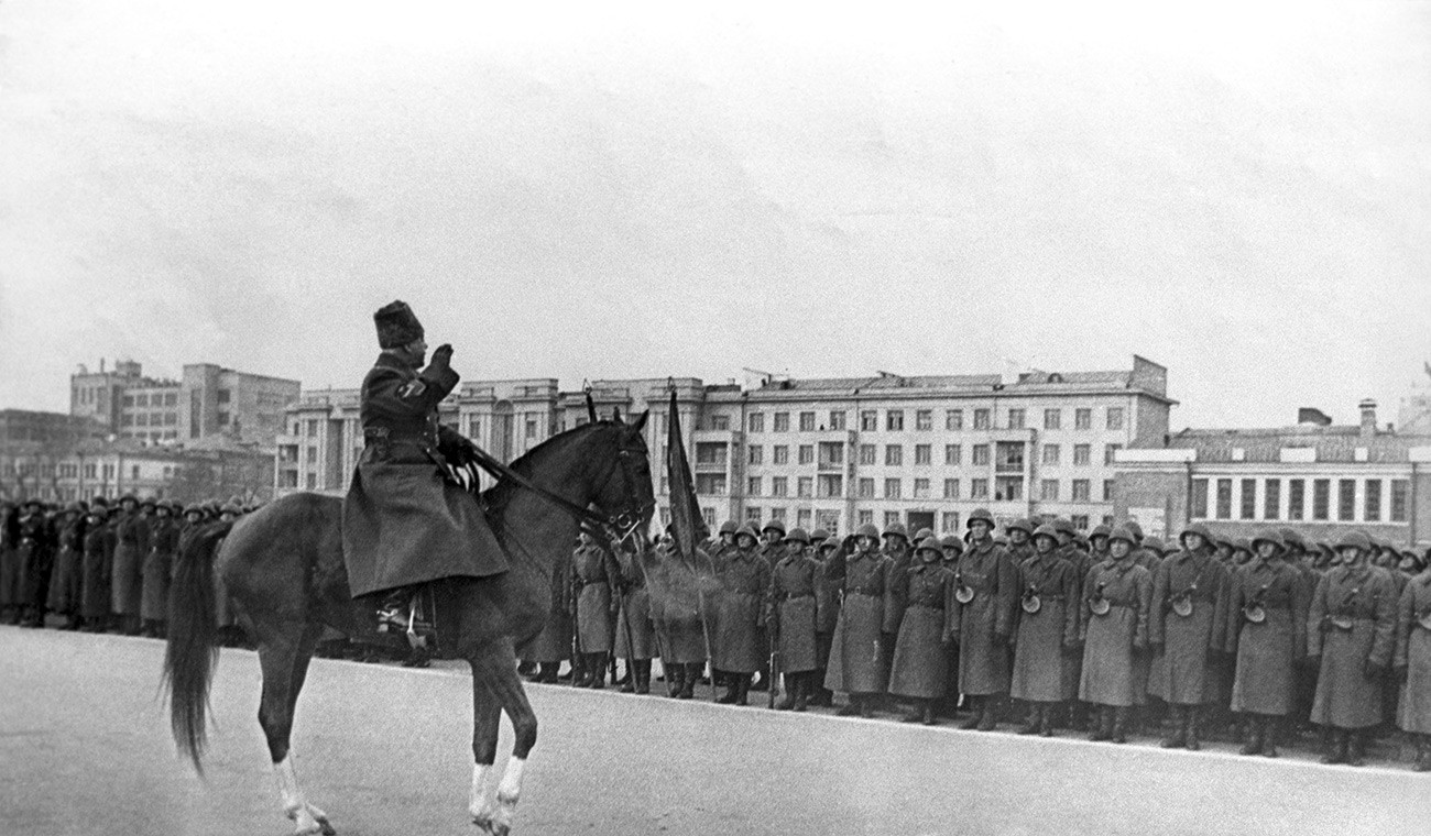 クリメント・ヴォロシーロフ元帥はクイビシェフで行進を行う