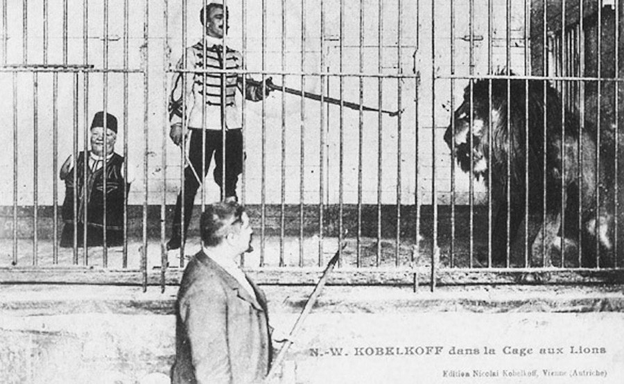 Nikolaj Kobelkov con suo figlio durante un momento dello spettacolo nella gabbia del leone