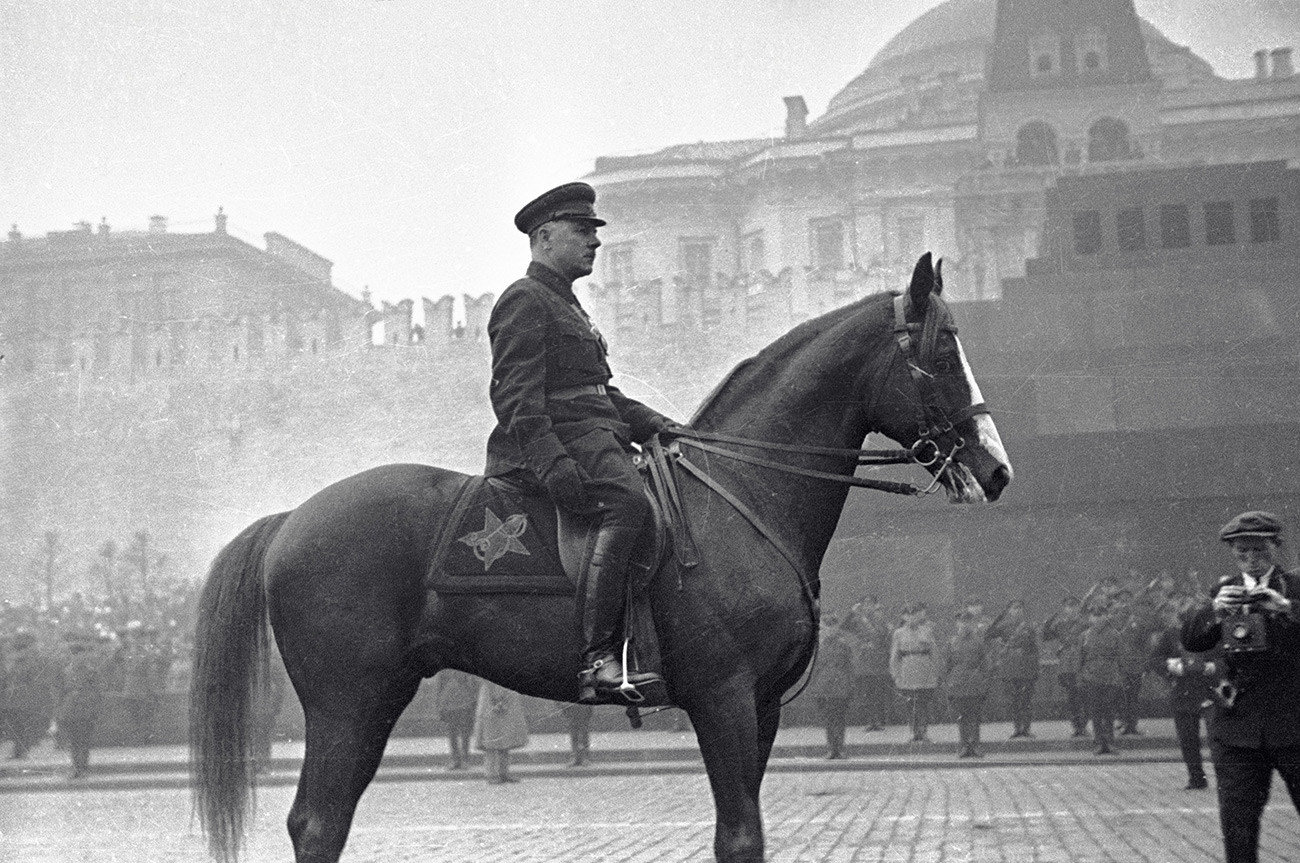 Der sowjetische Volkskomissar für Verteidigung Kliment Woroschilow während der Siegesparade auf dem Roten Platz