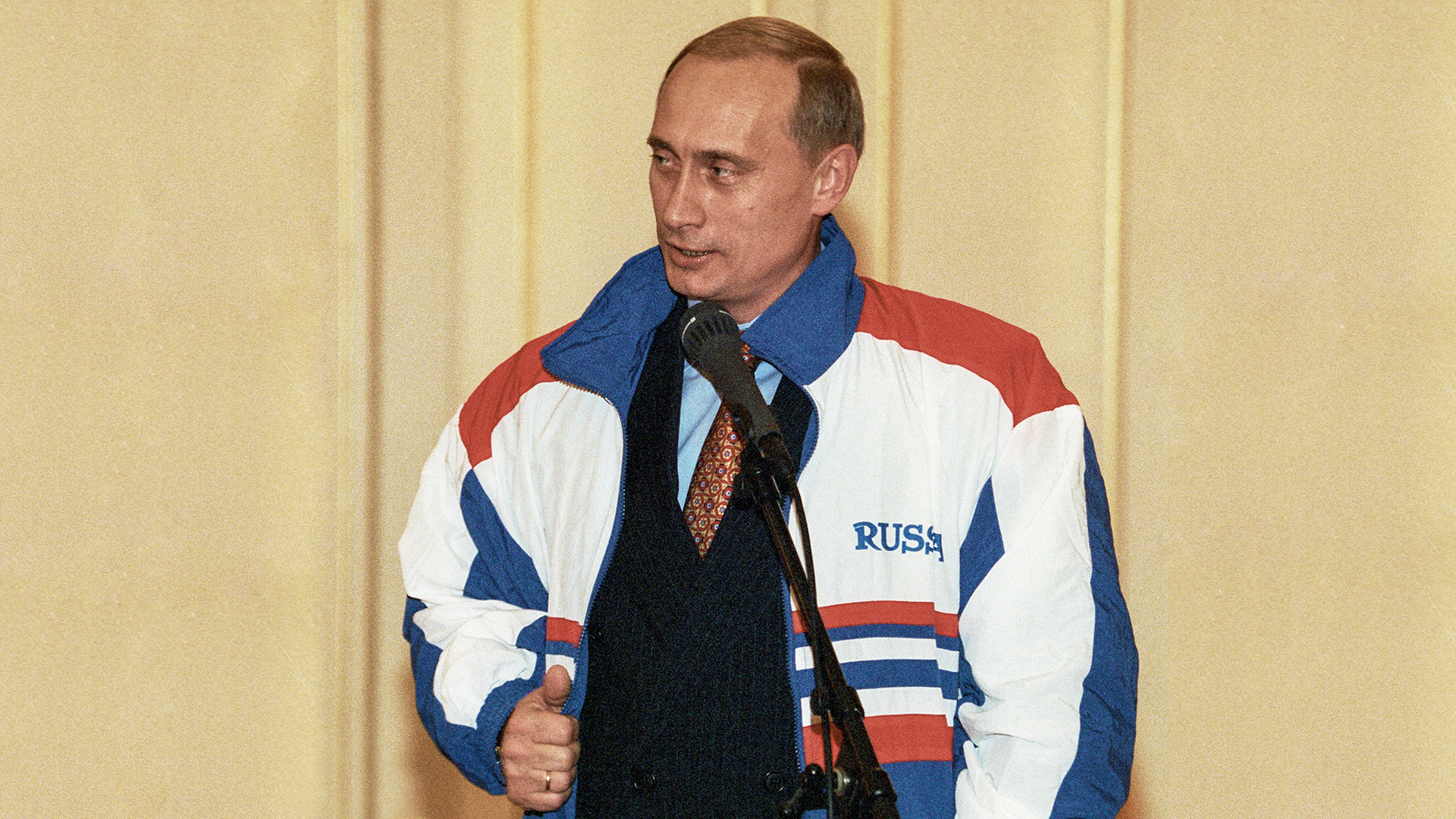 Vladimir Putin, all’epoca primo ministro della Federazione Russa, durante un discorso di saluto alla Nazionale di atletica leggera
