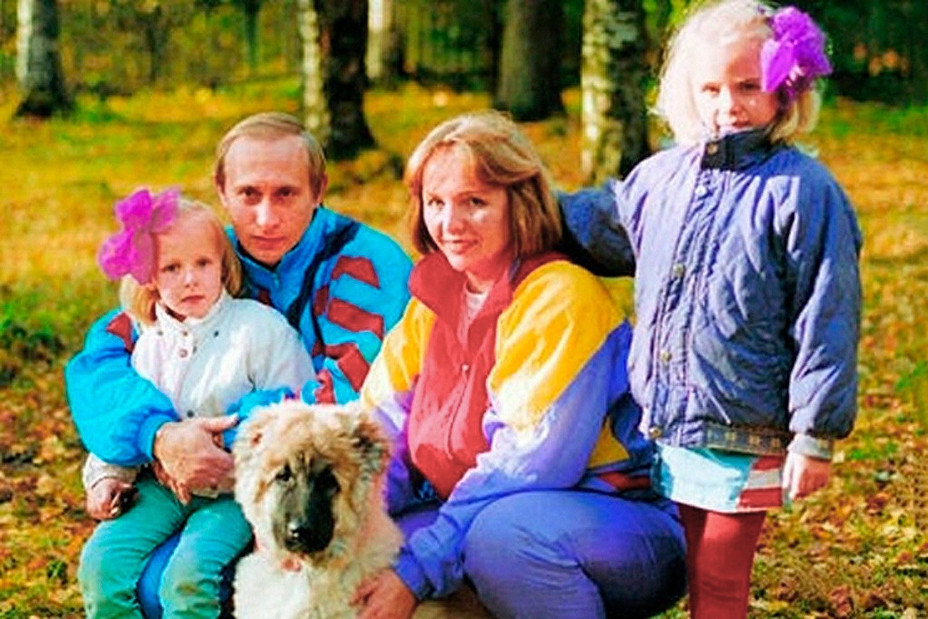 Vladimir Putin con la moglie Lyudmila e le figlie, anni Novanta