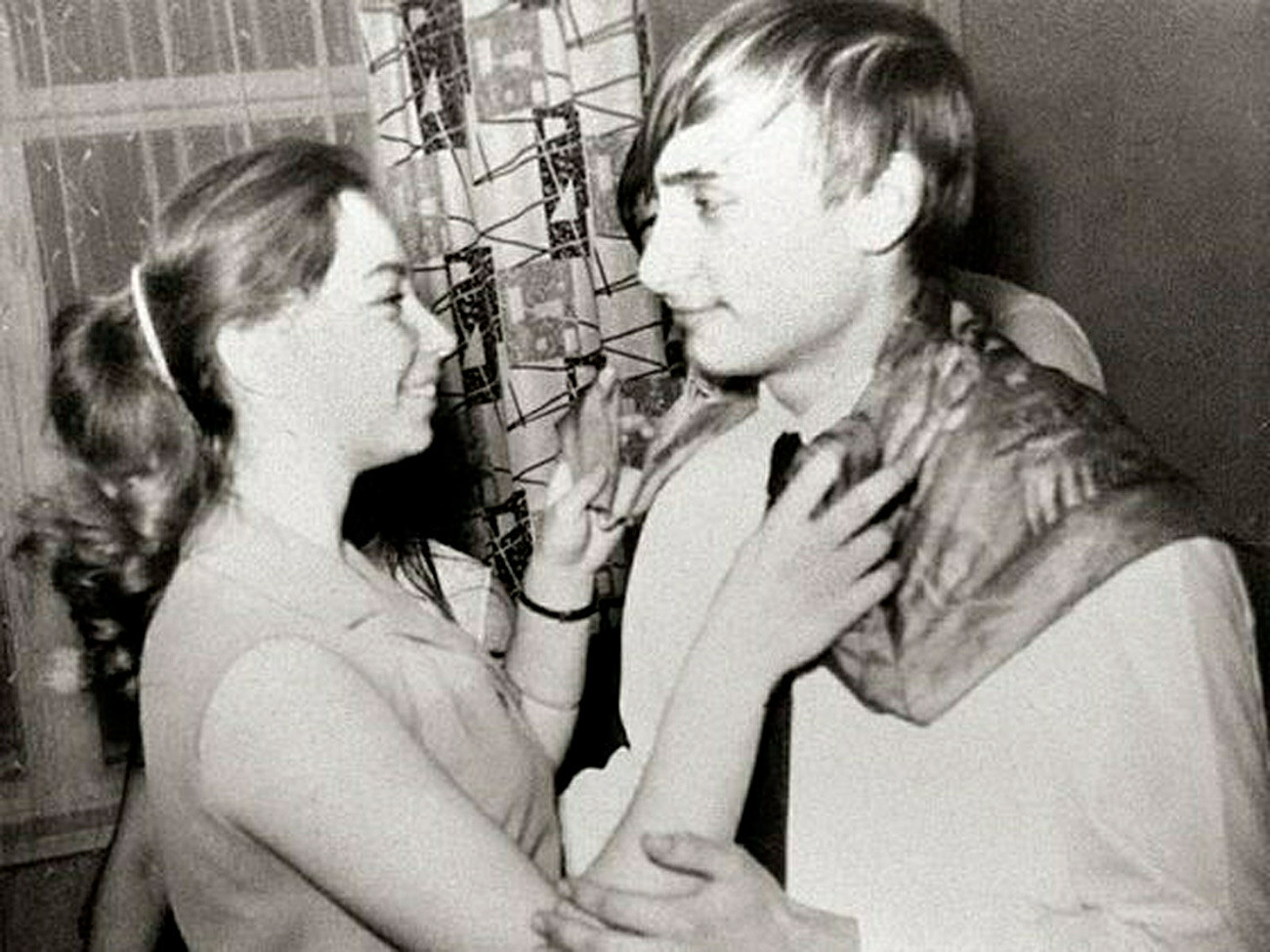 Un giovanissimo Vladimir Putin balla con la compagna di classe Elena durante una festa a Leningrado, anni Settanta 