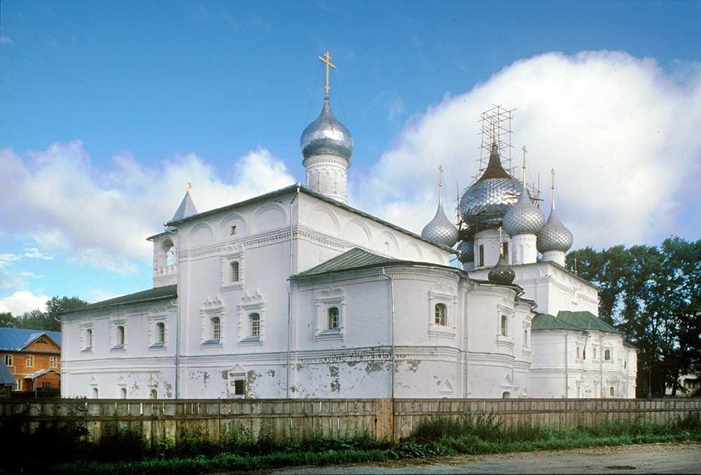 Monastero della Resurrezione. Refettorio e chiesa dell’Icona della Vergine di Smolensk, vista sud-est. Sullo sfondo: Cattedrale della Resurrezione. 16 luglio 2007