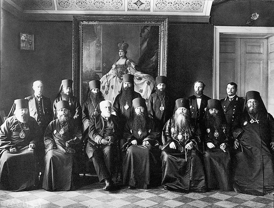 Группа членов Святейшего Синода. Участники Чрезвычайного собрания Святейшего Синода. 26 июля 1911 года в главном зале митрополичьего дома Александро-Невской лавры. 