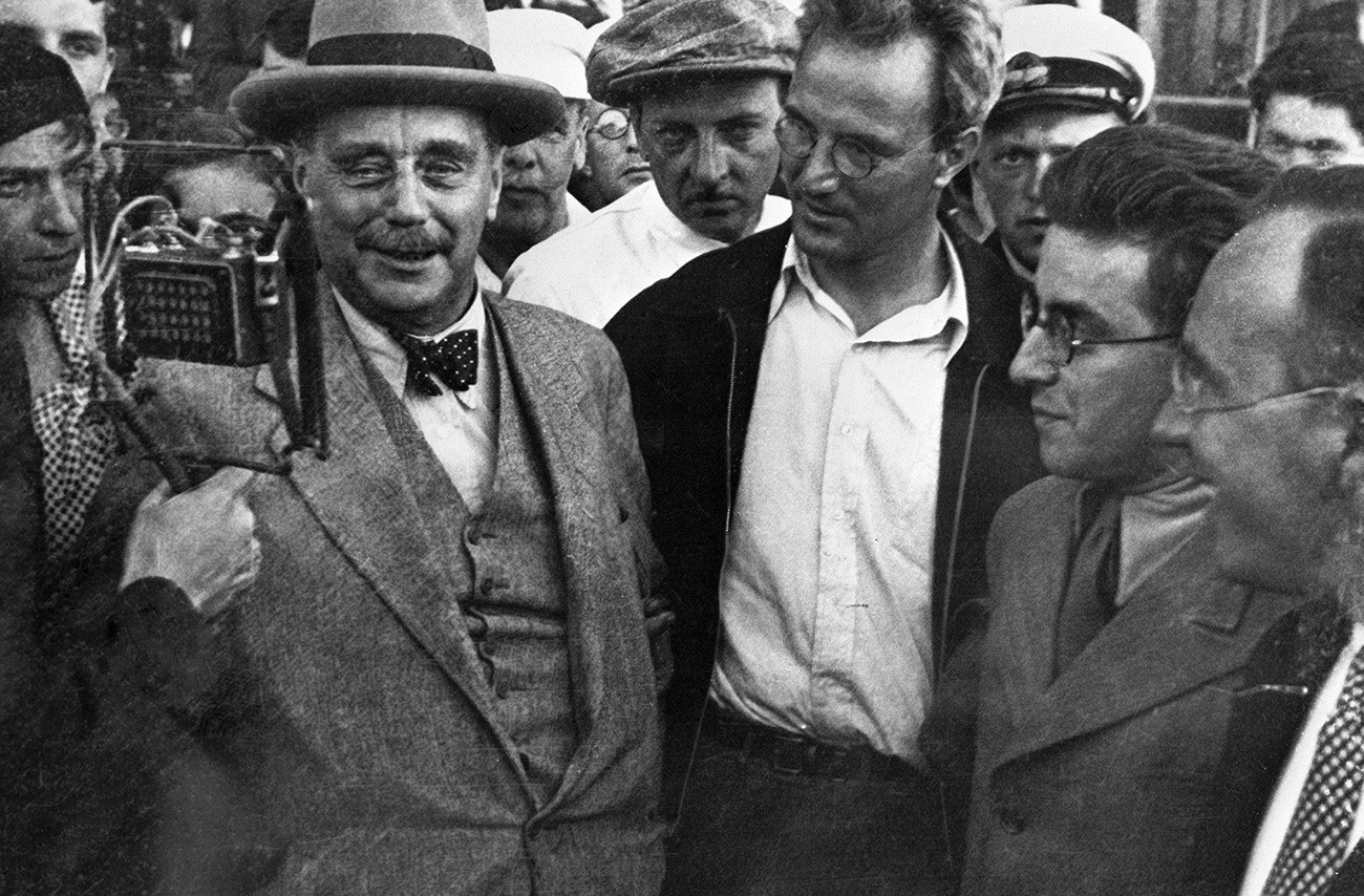 Герберт Уэллс выступает перед встречающими в аэропорту во время пребывания в Советском Союзе