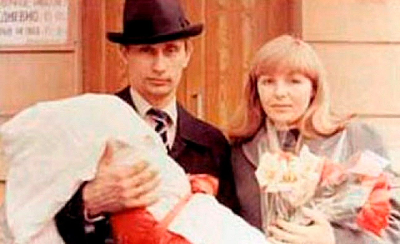 若いウラジーミル・プーチンと妻リュドミラと娘