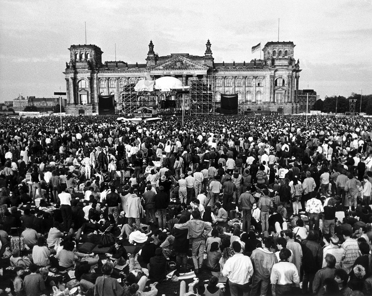 6 giugno 1987: folla di persone radunate davanti all’edificio del Reichstag a Berlino Ovest per assistere a un concerto del musicista britannico David Bowie