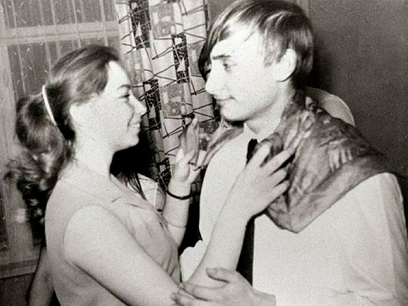 Пред да дојде на власт Путин бил весел, вљубен маж кој се облекувал модерно. 1970 година во Санкт Петербург.
