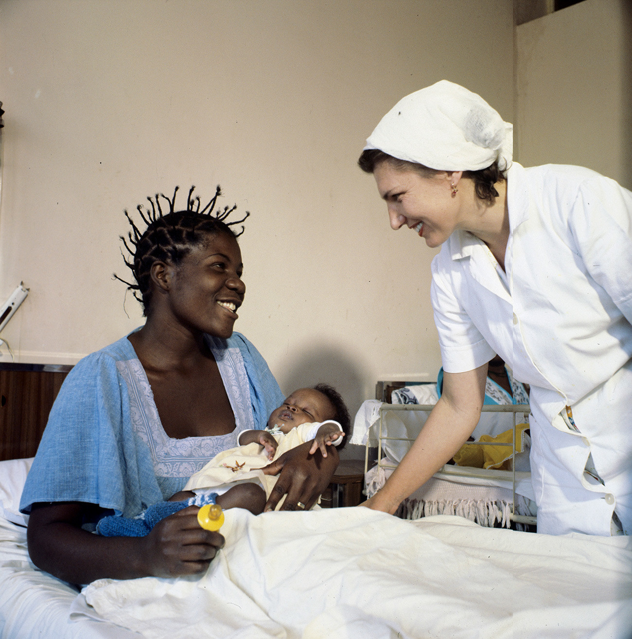 Bidan Soviet berbincang dengan seorang pasien di Lubango, Angola. Salah satu bentuk bantuan yang berikan Soviet kepada Afrika adalah tenaga medis. 