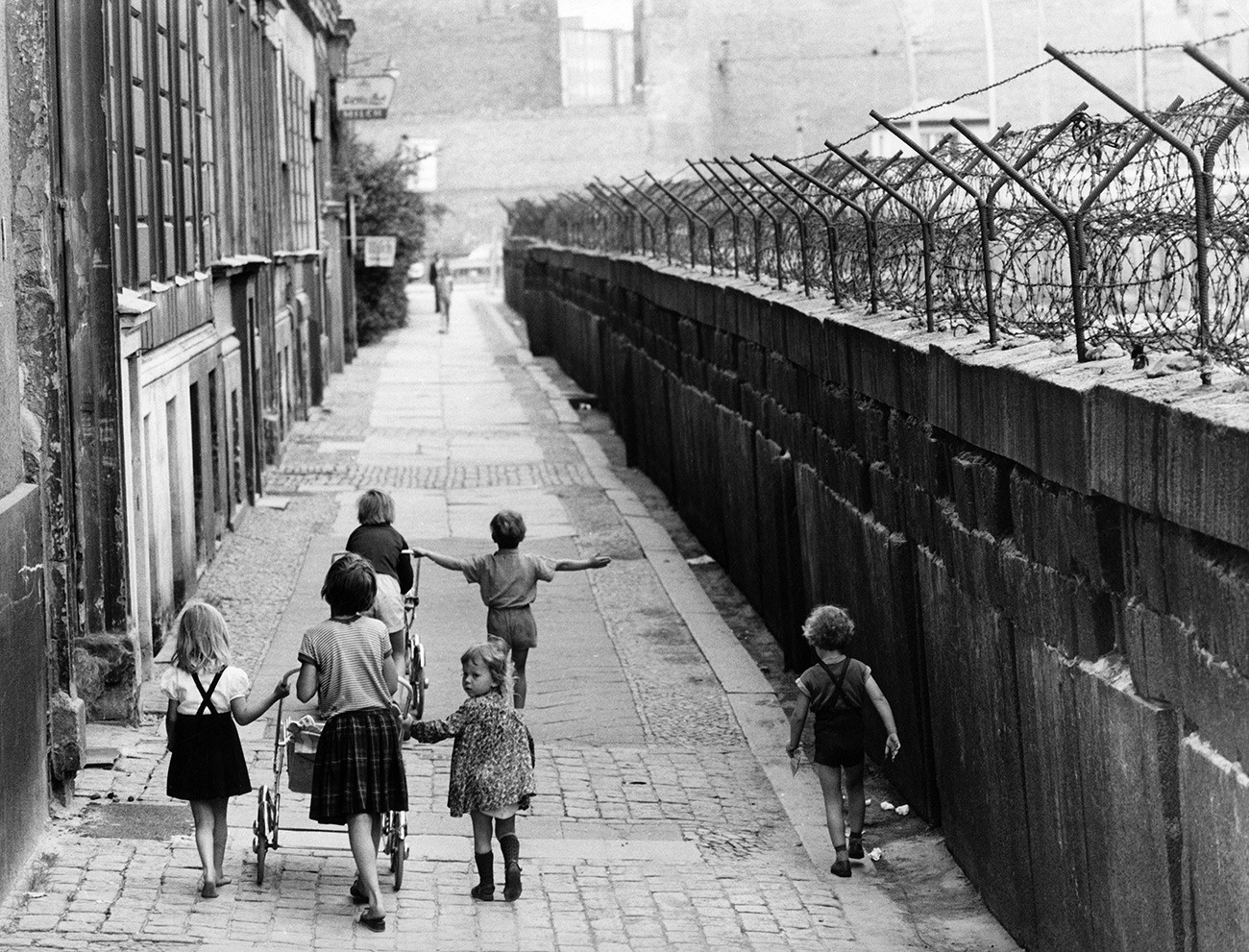 Деца испред Берлинског зида на Себастијанштрасе, Берлин, Кројцберг, око 1964.