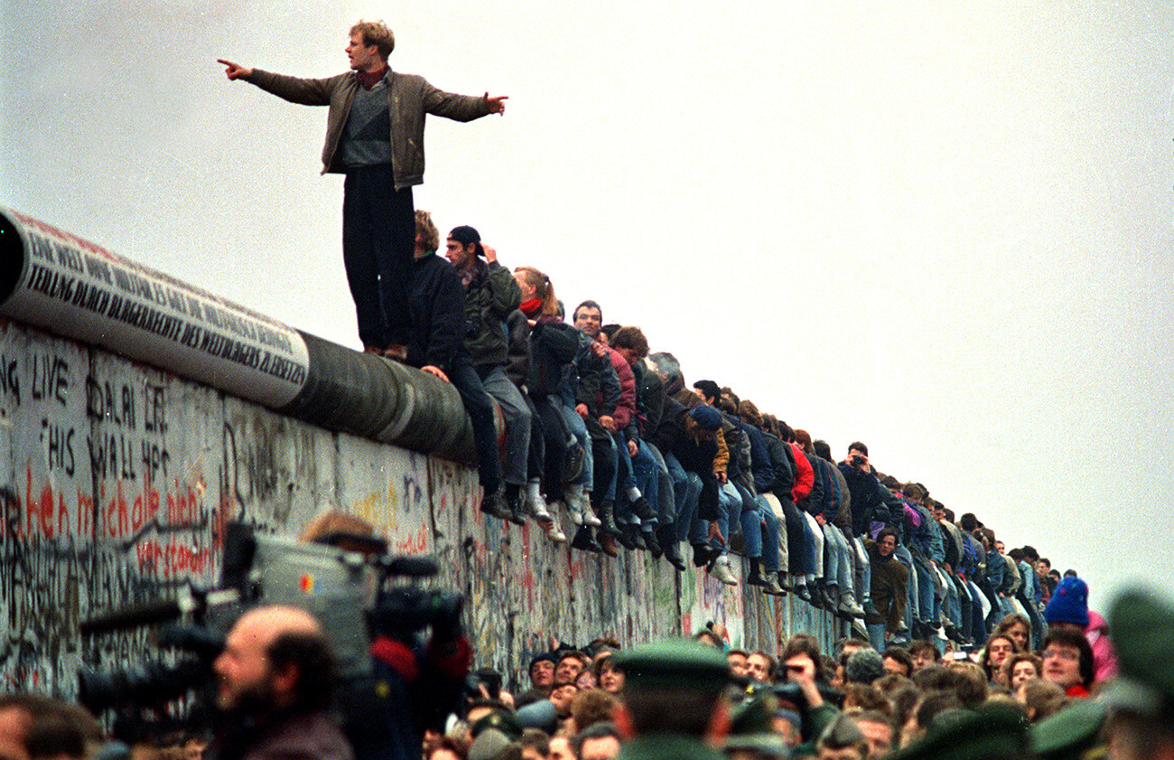 Људи на Берлинском зиду.