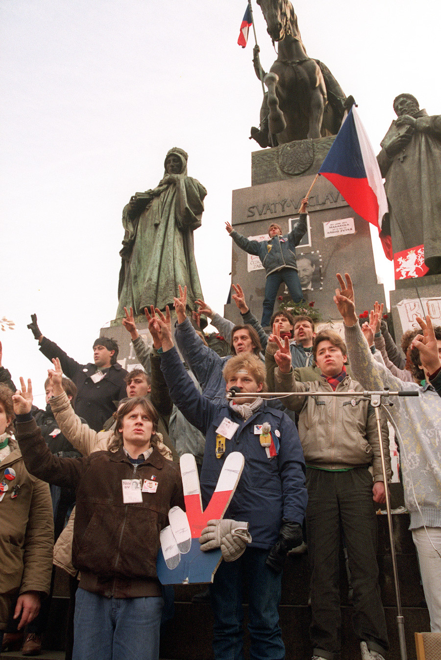 Un groupe de jeunes citoyens de Tchécoslovaquie célébrant, le 11 décembre 1989 à Prague, la nomination du premier gouvernement non communiste en 40 ans.