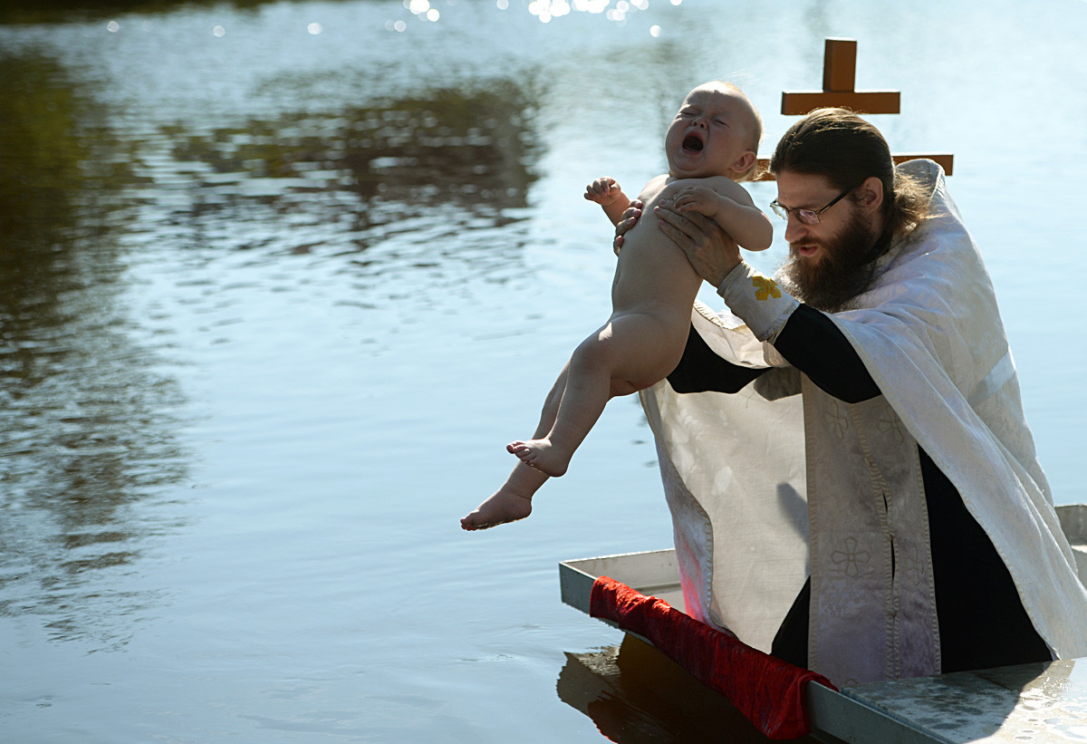 Pembaptisan di Sungai Chusovaya, dekat Gereja Pangeran Vladimir, Stantsionny-Polevskoy.