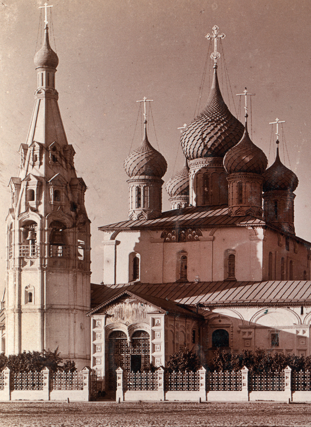 Yaroslavl. Bell tower & Church of Elijah the Prophet, southwest view. Foreground: west entrance porch. Summer 1910.
