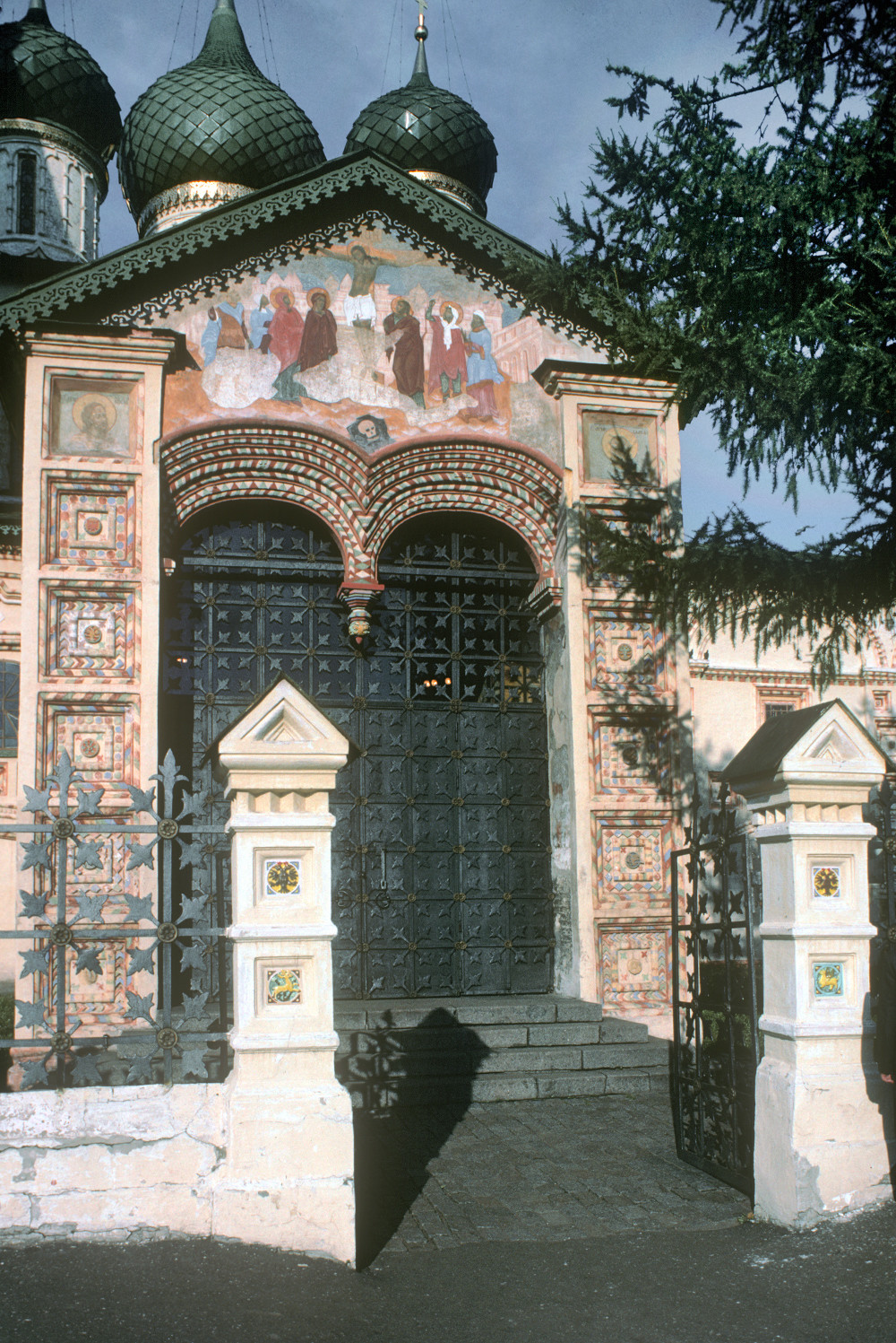 Yaroslavl. Church of Elijah the Prophet. West entrance porch with painting of Crucifixion. August 21, 1988.
