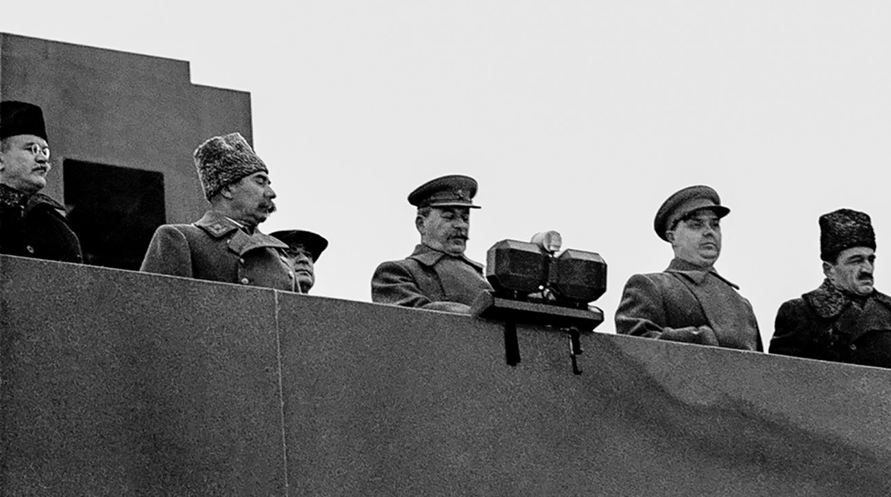 (slijeva nadesno) Vjačeslav Molotov, Semjon Buđoni, Lavrentij Berija, Josif Staljin, Georgij Malenkov, Anastas Mikojan
