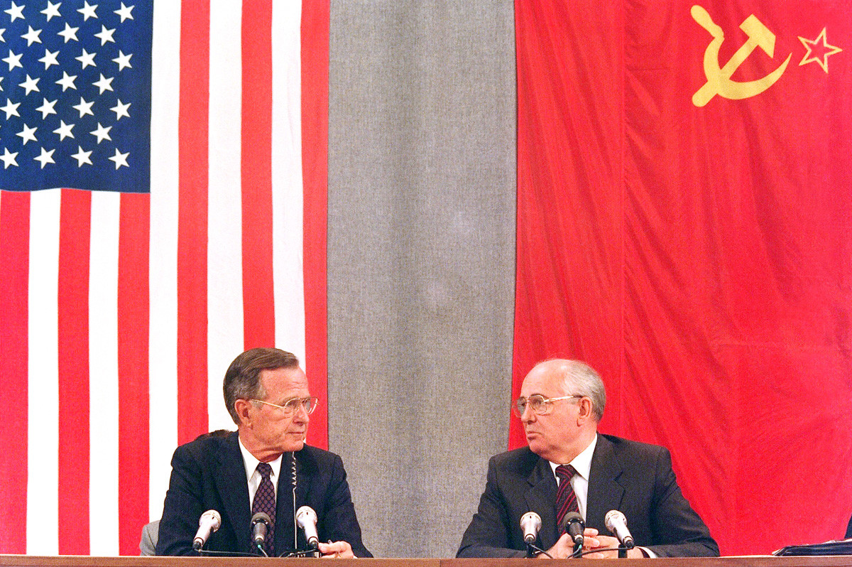 ジョージ・H・W・ブッシュとミハイル・ゴルバチョフはモスクワの記者会見で、1991年7月31日