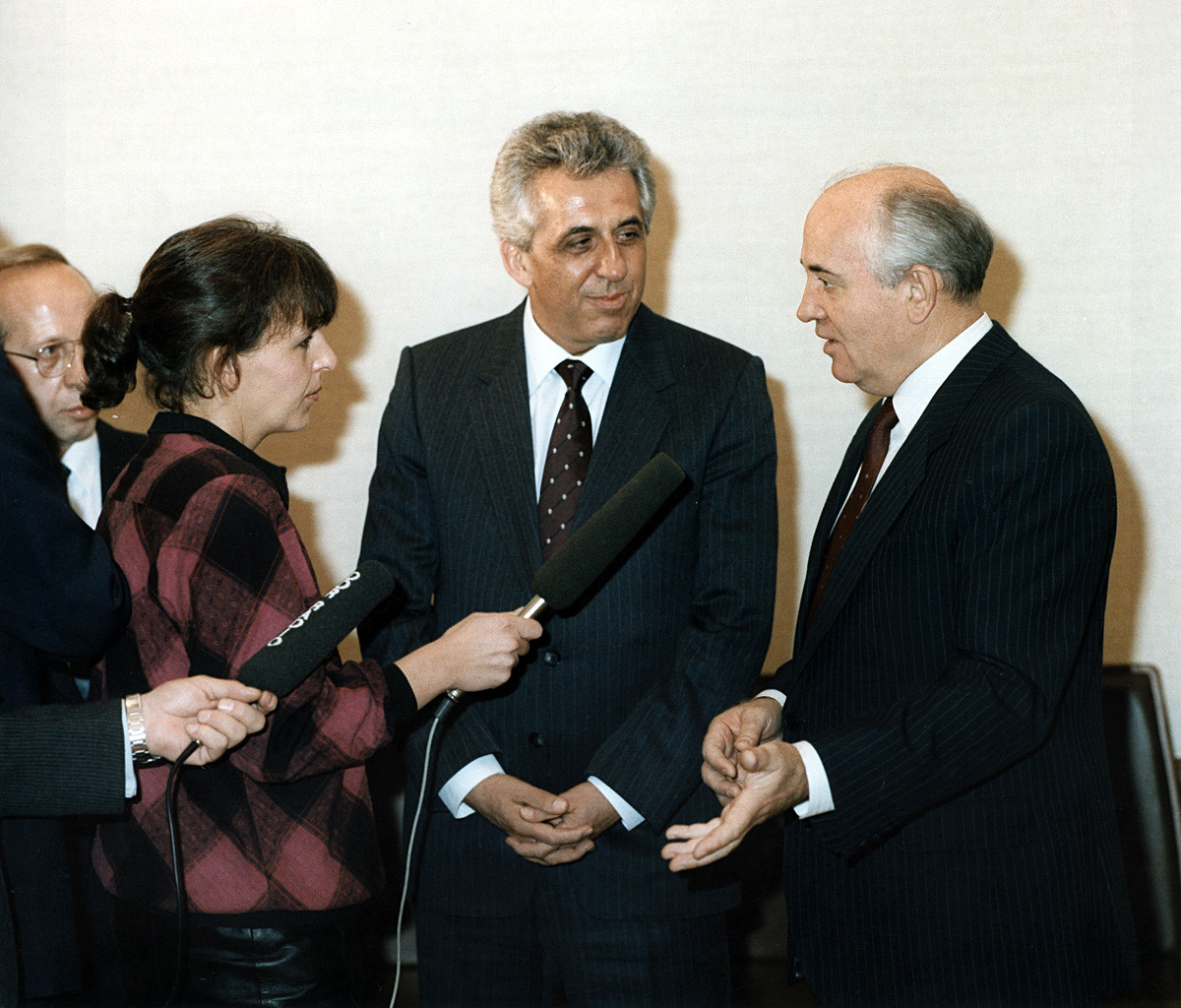 Egon Krenz et Mikhaïl Gorbatchev devant la presse