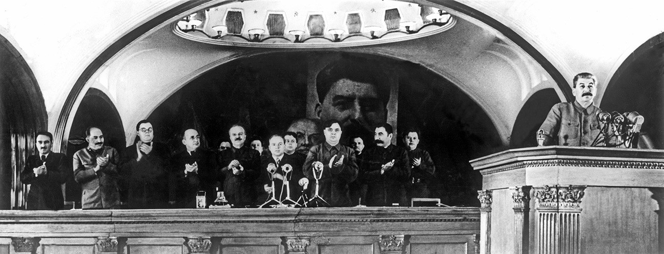 Préparation de la célébration du 24e anniversaire de la Révolution d'octobre.  Staline intervient avec un rapport sur la station Maïakovskaïa, le 6 novembre 1941
