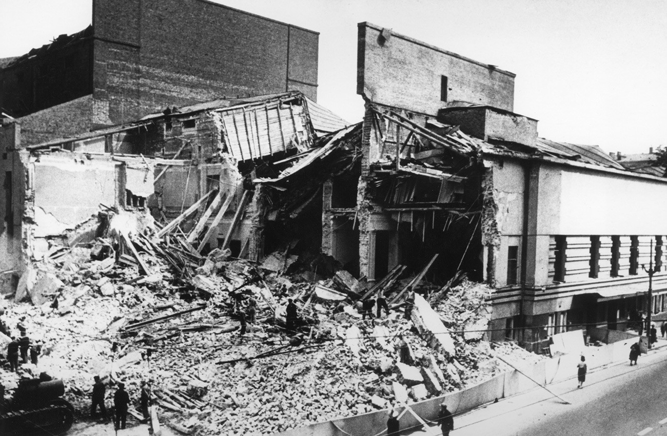 Le théâtre Vakhtangov, rue Arbat, détruit par un bombardement nazi dans la nuit du 23 au 24 juillet 1941.
