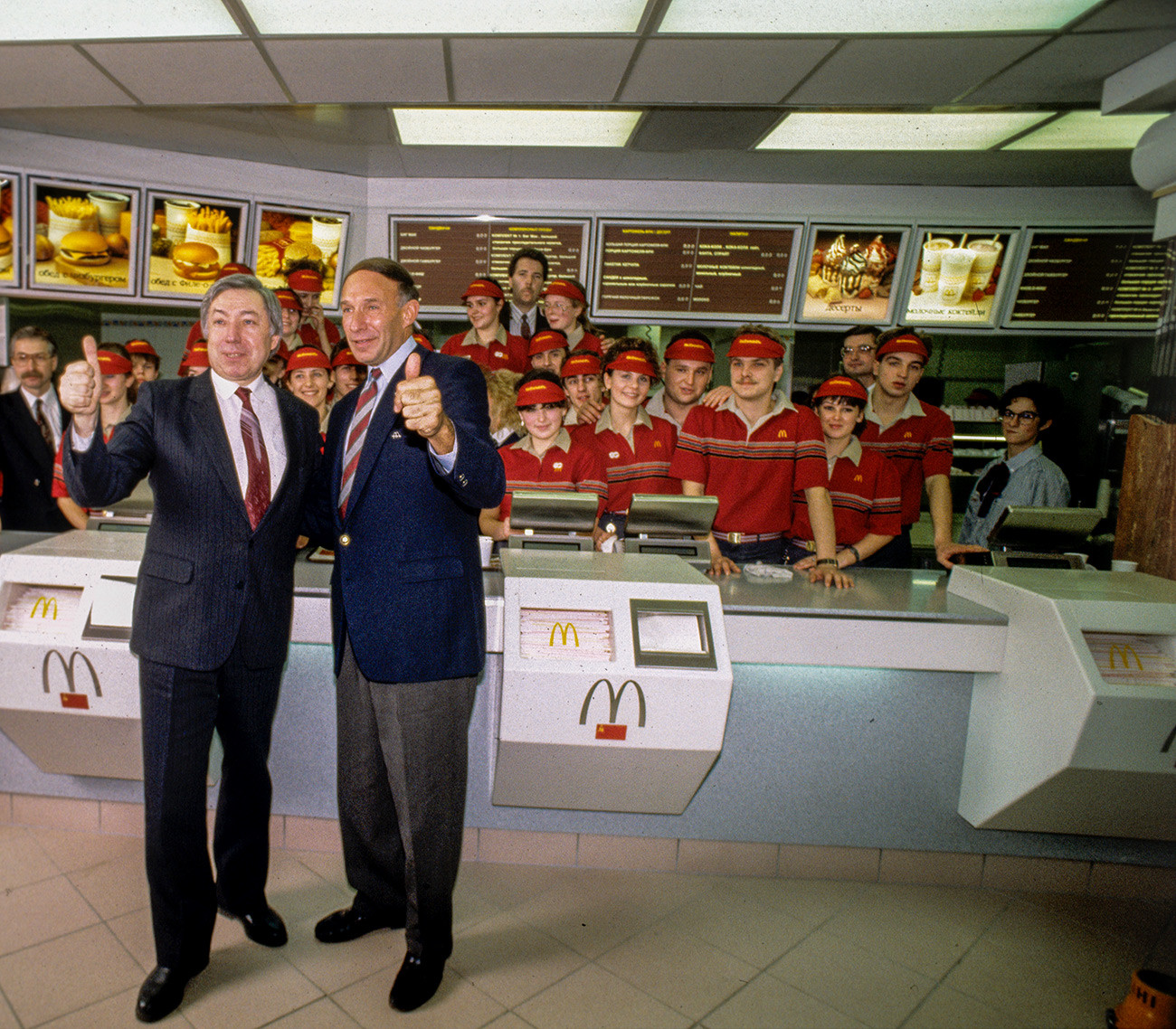 Владимир Малышков (слева), руководитель совместного советско-канадского ресторана «Макдоналдс», председатель правления, и Джордж А. Кохон, заместитель руководителя ресторана «Макдоналдс». 
