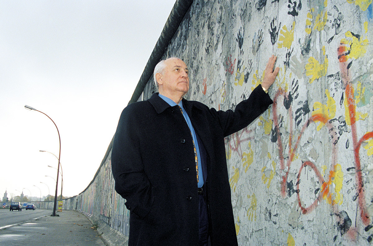Mikhail Gorbachev, Peraih Penghargaan Nobel Perdamaian 1990, saat mengunjungi Tembok Berlin.