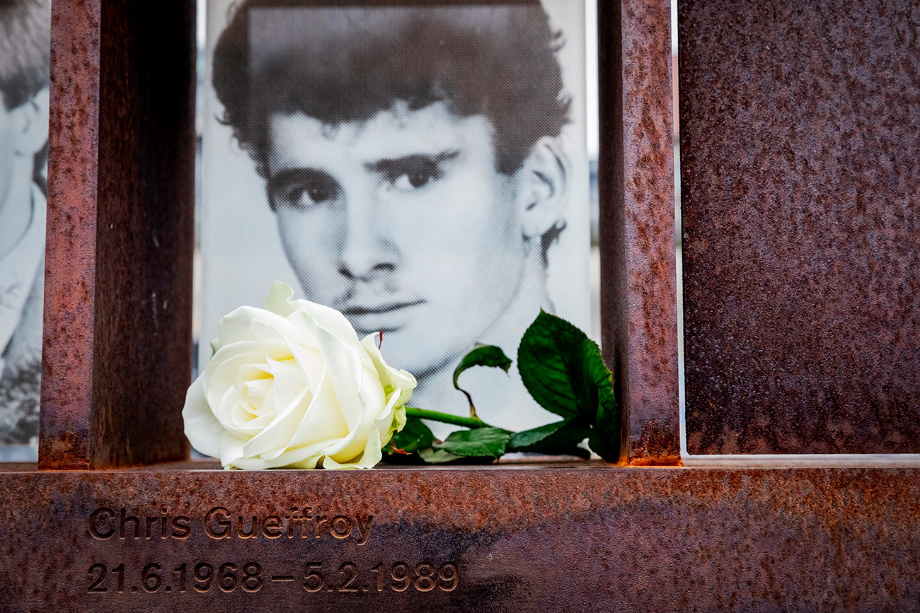 Foto Chris Gueffroy dengan mawar putih dapat dilihat di jendela Memorial Korban Tembok Berlin di bekas jalur kematian di Bernauer Strasse. Chris Gueffroy, yang ditembak 30 tahun lalu di Tembok Berlin saat berusaha melarikan diri, adalah orang terakhir yang mati dengan menggunakan senjata api.
