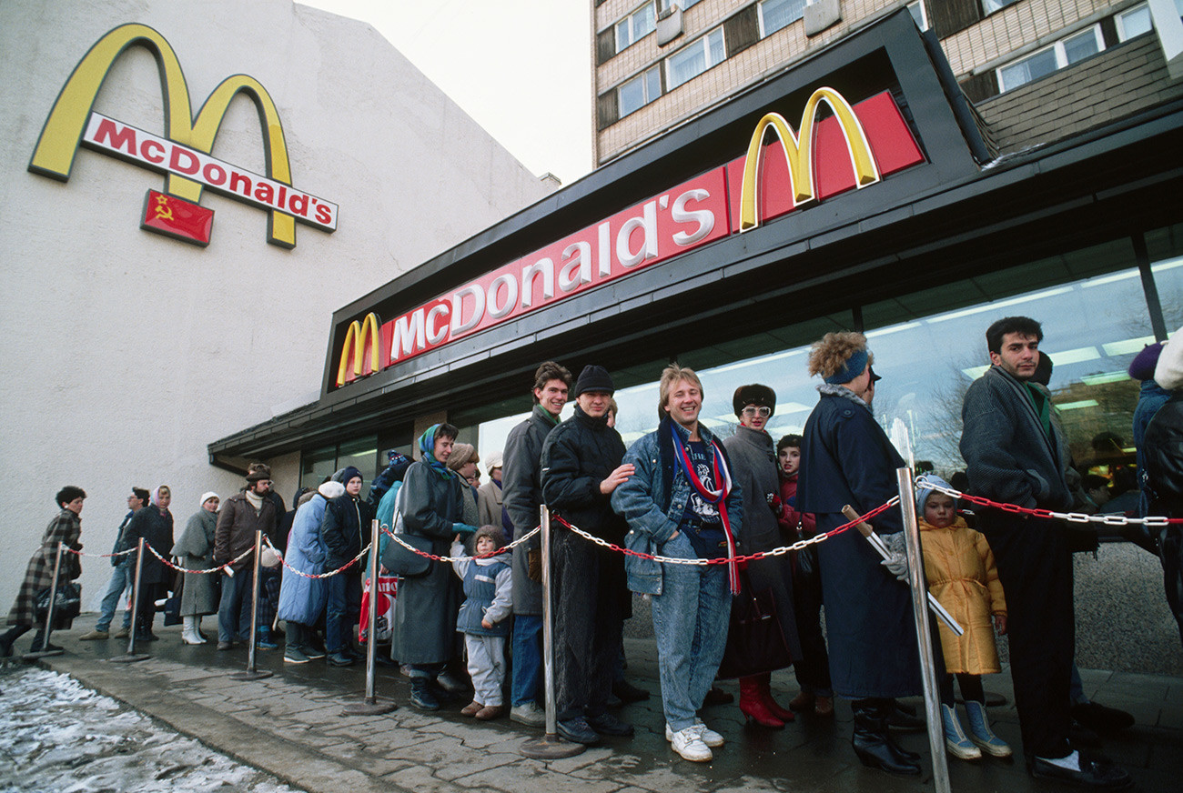 How the Soviet flag ended up on McDonald’s logo (PHOTOS) Russia Beyond