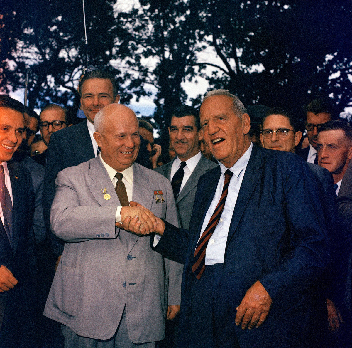 Съветският премиер Никита Хрушчов (вляво) стиска ръката на Розуел Гарст, фермер от Айова, при когото е на посещение, 23 септември 1959 г.
