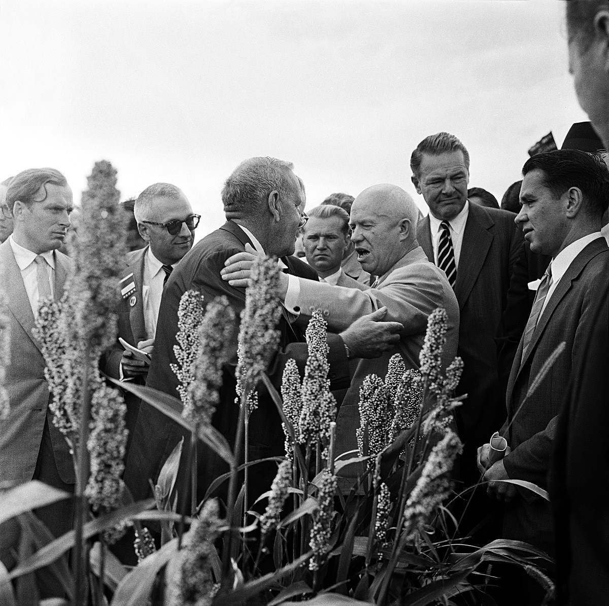 Никита Хрушчов и неговият домакин Розуел Гарст разговарят помежду си в полето  по време на обиколка на фермерска площ в Куун Рапидс, Айова, 23 септември 1959 г.