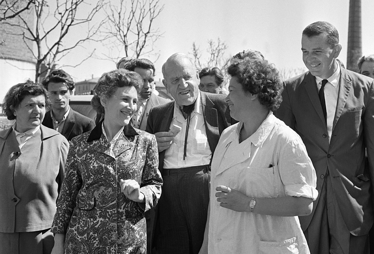 Москва. СССР. 10 май 1963 г.  американският фермер Розуел Гарст (вляво) и неговият племенник Джон Кристал (вдясно) посещават Изложбата напостиженията на националната икономика. 