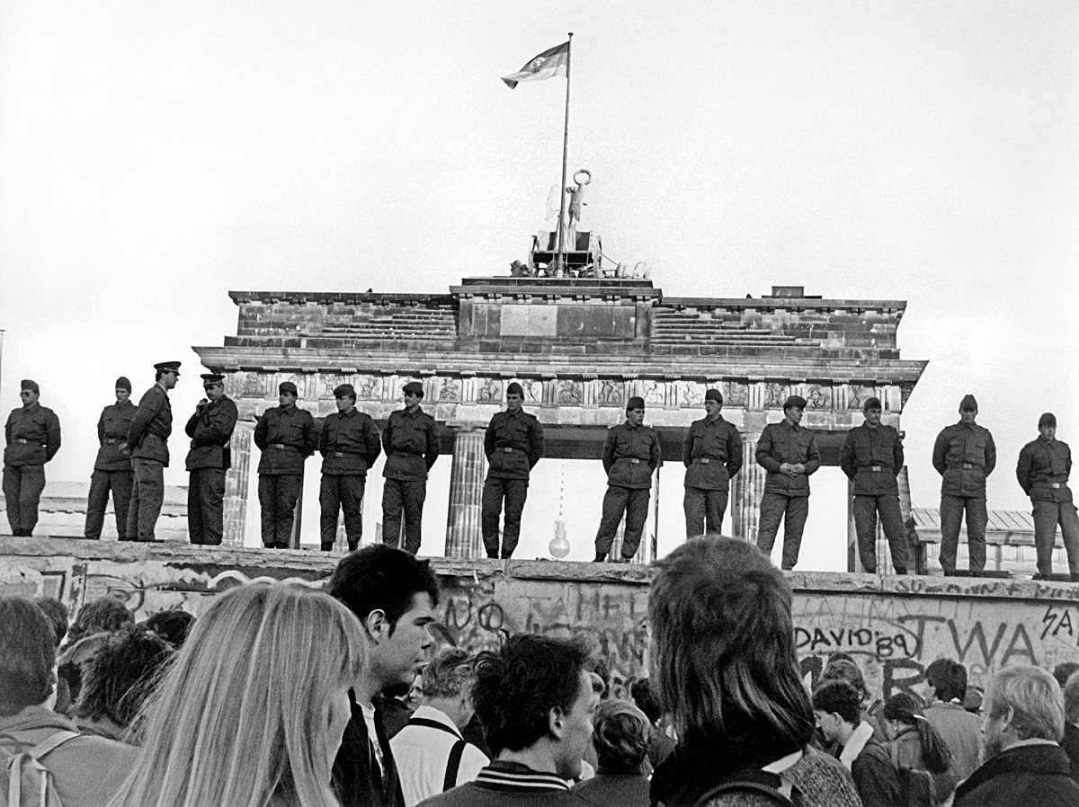 Kejatuhan Tembok Berlin.