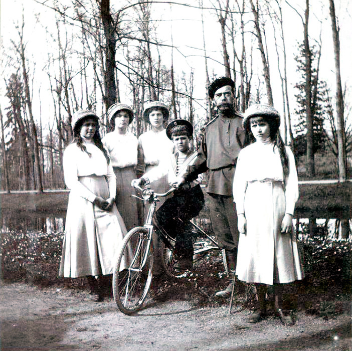 Nikolai 2º com os filhos. Retrato de família no parque