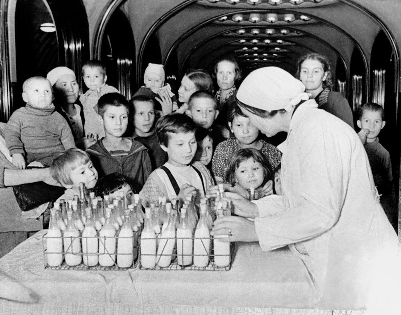 Susu untuk anak-anak di Stasiun Mayakovskaya.