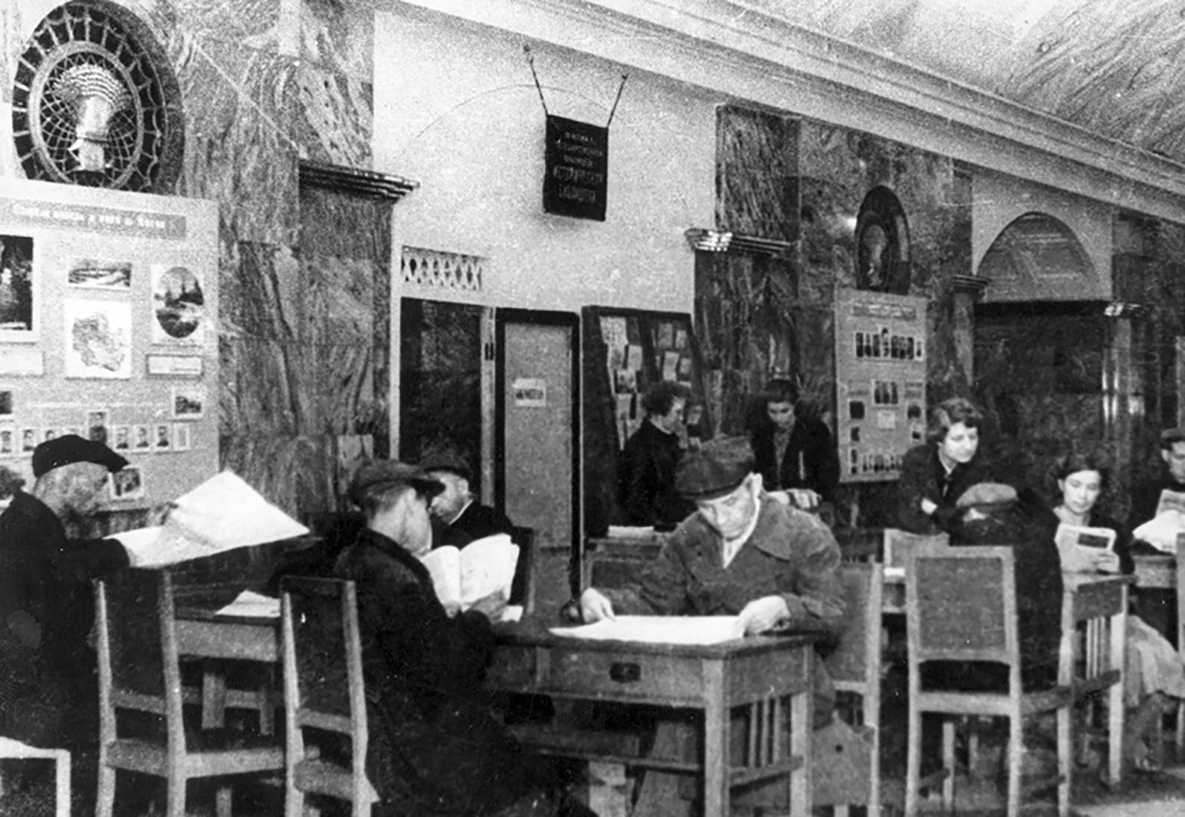 Suasana perpustakaan di Stasiun Kurskaya.