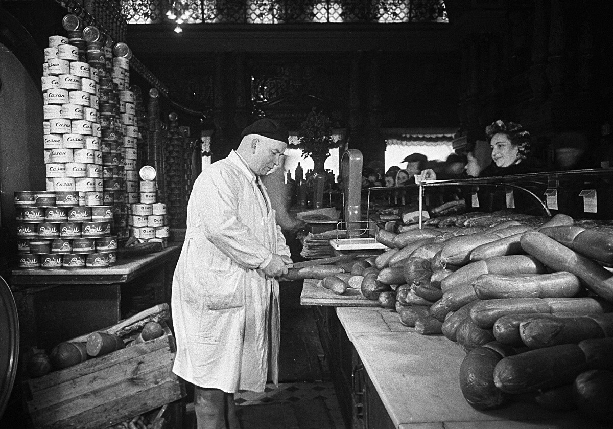 Penjualan sosis di toko Yeliseyevsky di Moskow, 1951.

