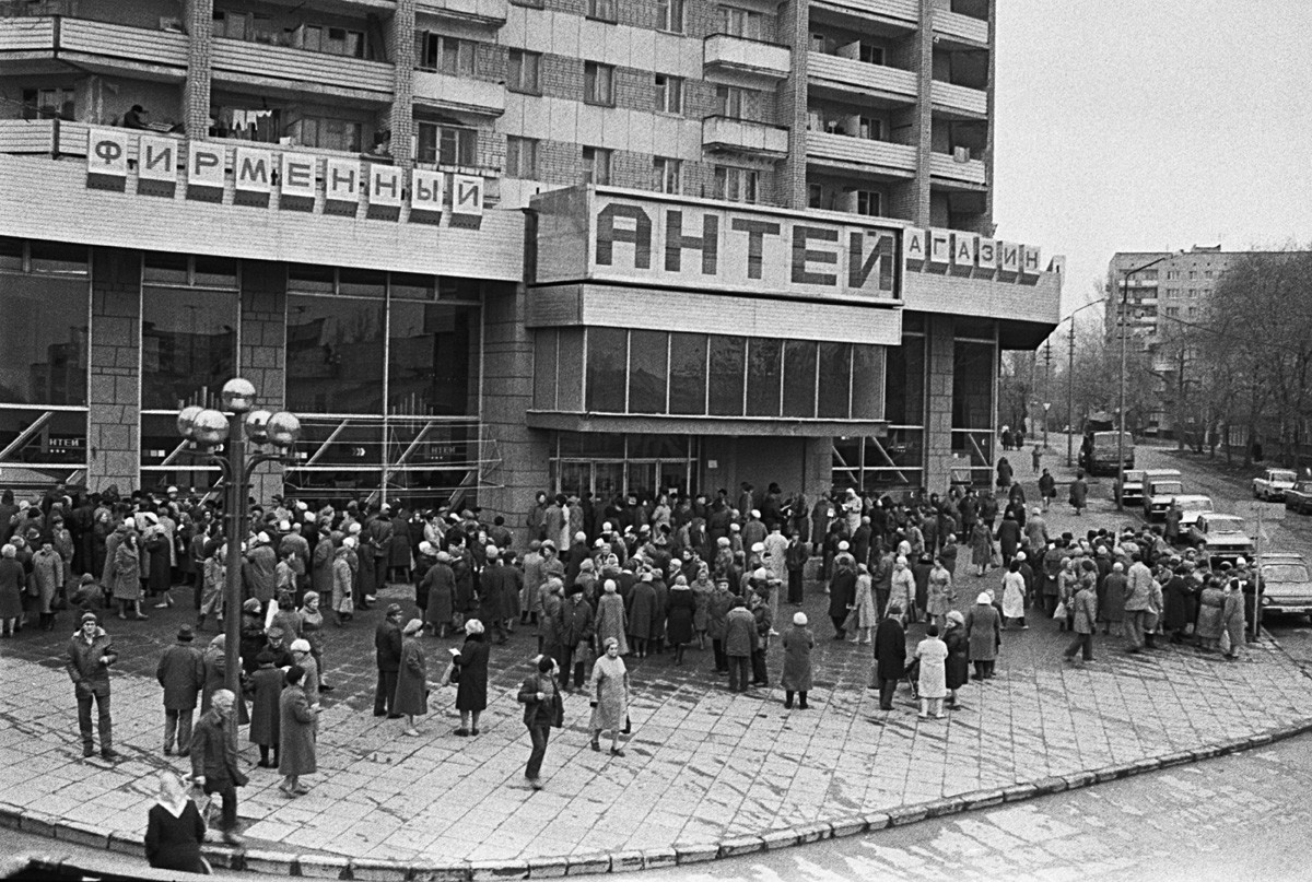 Antrean pelanggan menunggu penjualan barang di toko Antey di pusat Saratov, 24 April 1989. 
