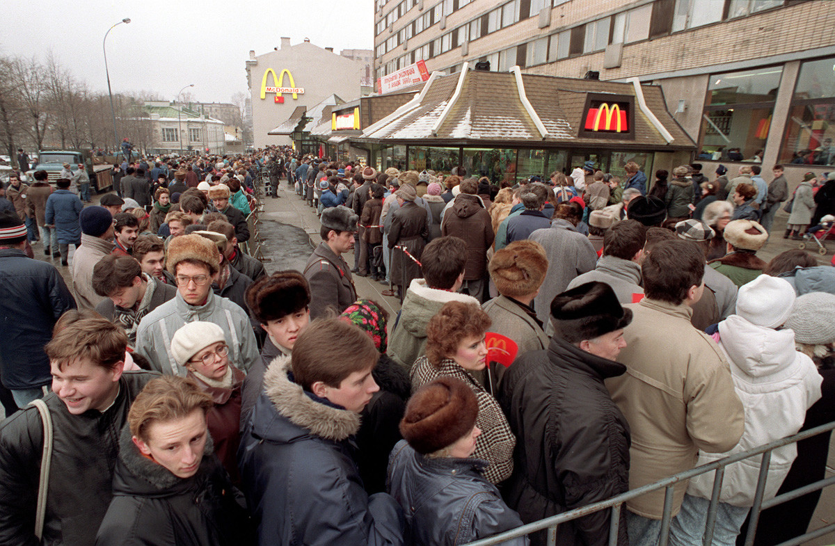 Ratusan warga Moskow mengantre pada pembukaan restoran McDonald's pertama di Soviet, Januari 1990.