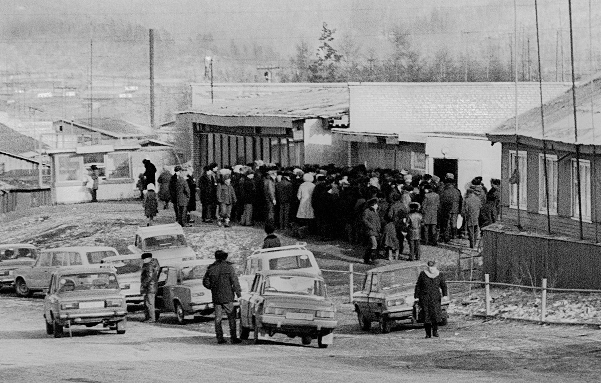 Gente in fila davanti a un negozio di liquori a Tynda, nell-Estremo oriente russo, 1988