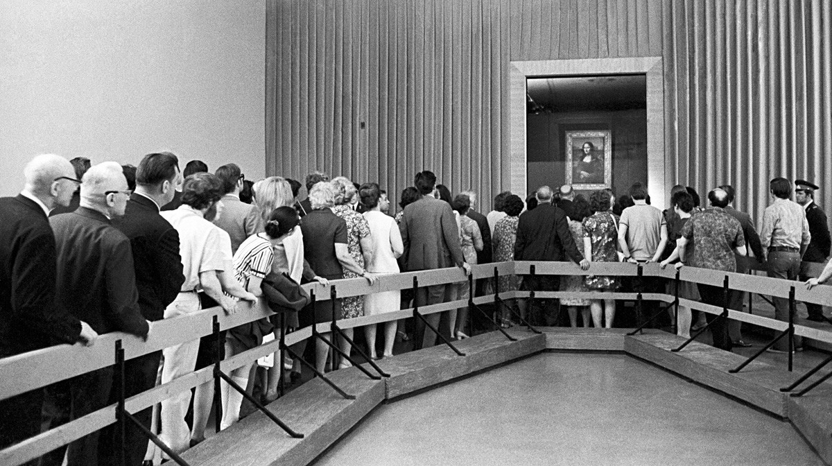Gente in coda per ammirare la Gioconda, esposta nel Museo Pushkin di Mosca nel 1974