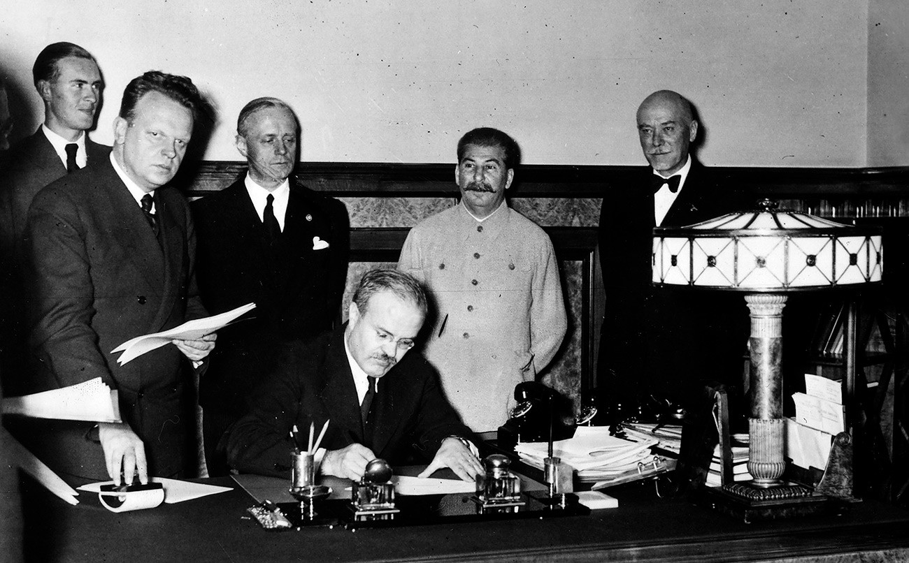 Schulenburg (a destra) assiste alla firma del trattato di non aggressione del 1939 da parte di alcuni rappresentanti tedeschi e sovietici. Egli credeva che potesse portare una pace duratura tra i due paesi