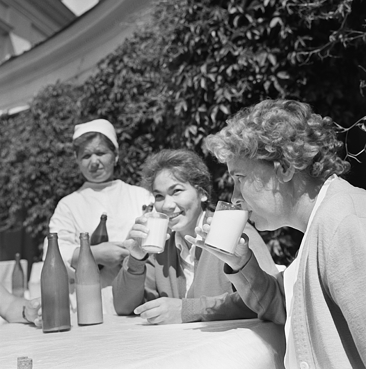 Regione di Mosca, giugno 1964. Zoya Zanegina e Antonina Reusova, pazienti del centro per la prevenzione della tubercolosi, bevono durante un trattamento