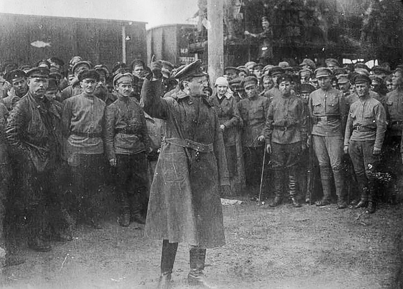 Lav Trocki drži govor vojnicima.

