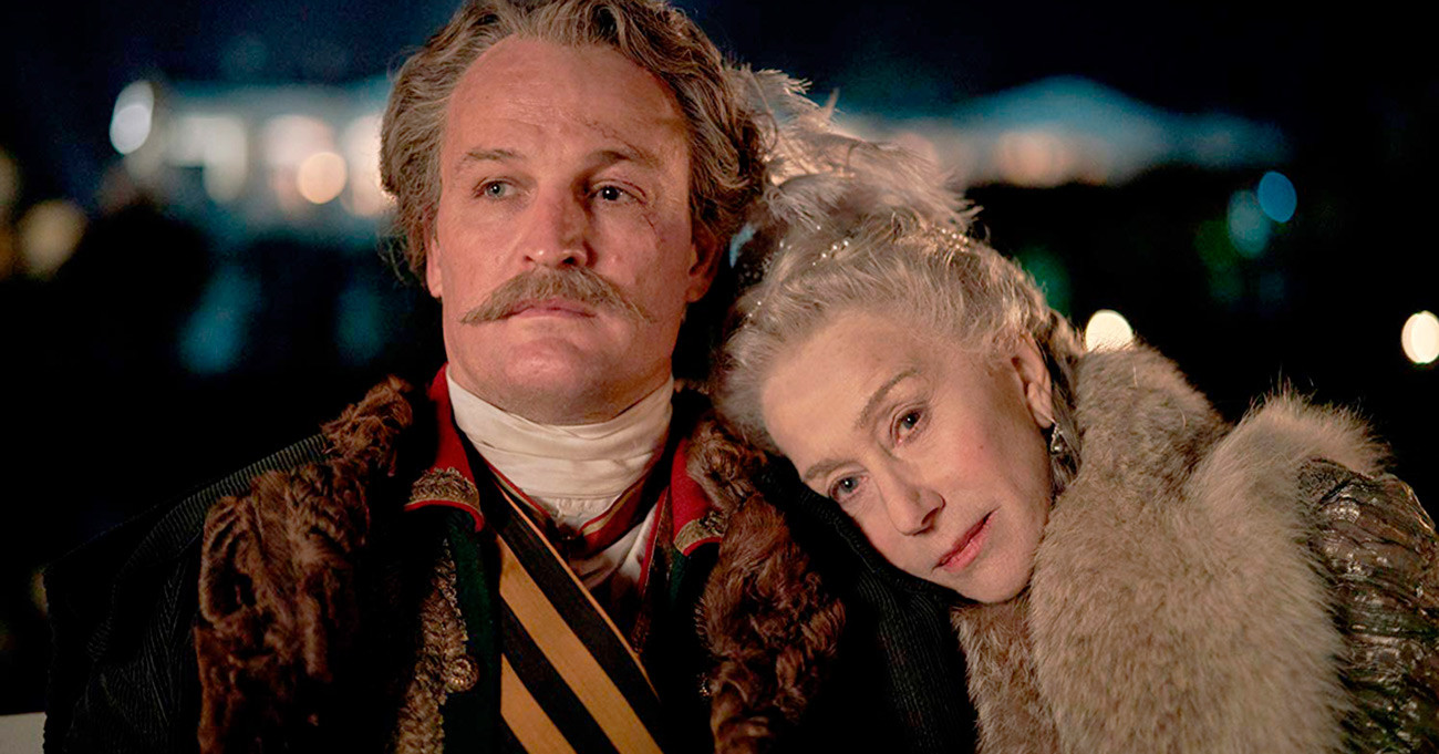 Jason Clarke in Helen Mirren v vlogi kot kneza Grigorija Potjomkina in Katarine Velike iz HBO-jeve serije Katarina Velika (2019)