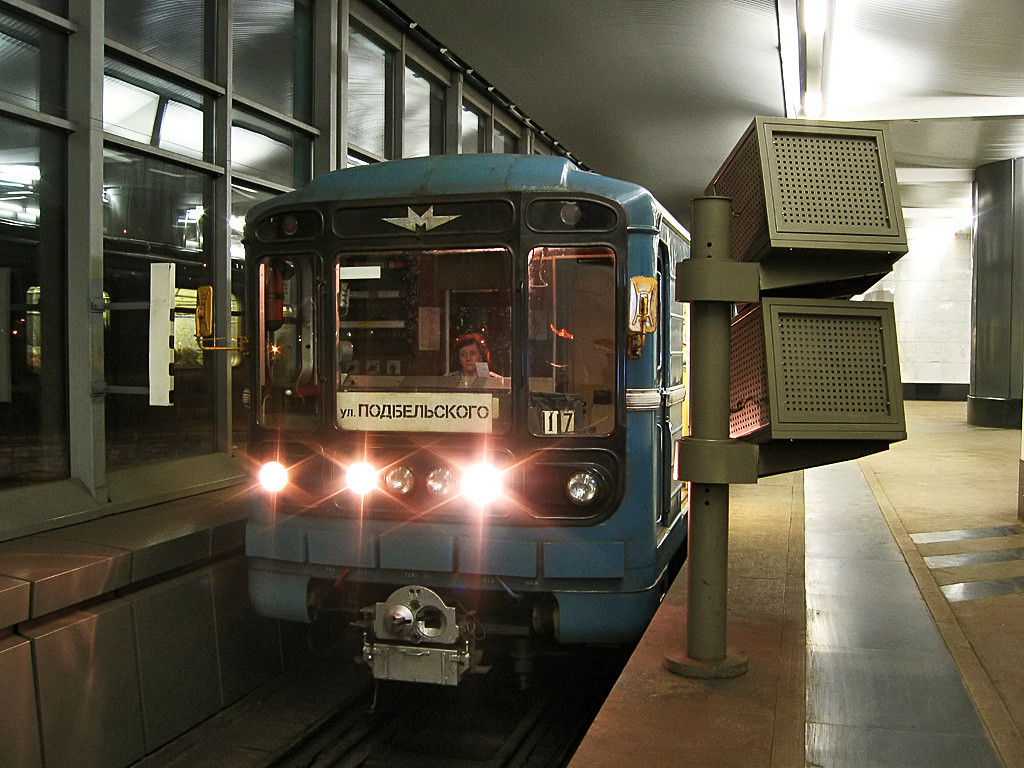 Električni vlak moskovskega metroja 81-717/714 na postaji Vorobjovi Gori. V kabini sedi strojevodja 1. reda Natalija Kornijenko

