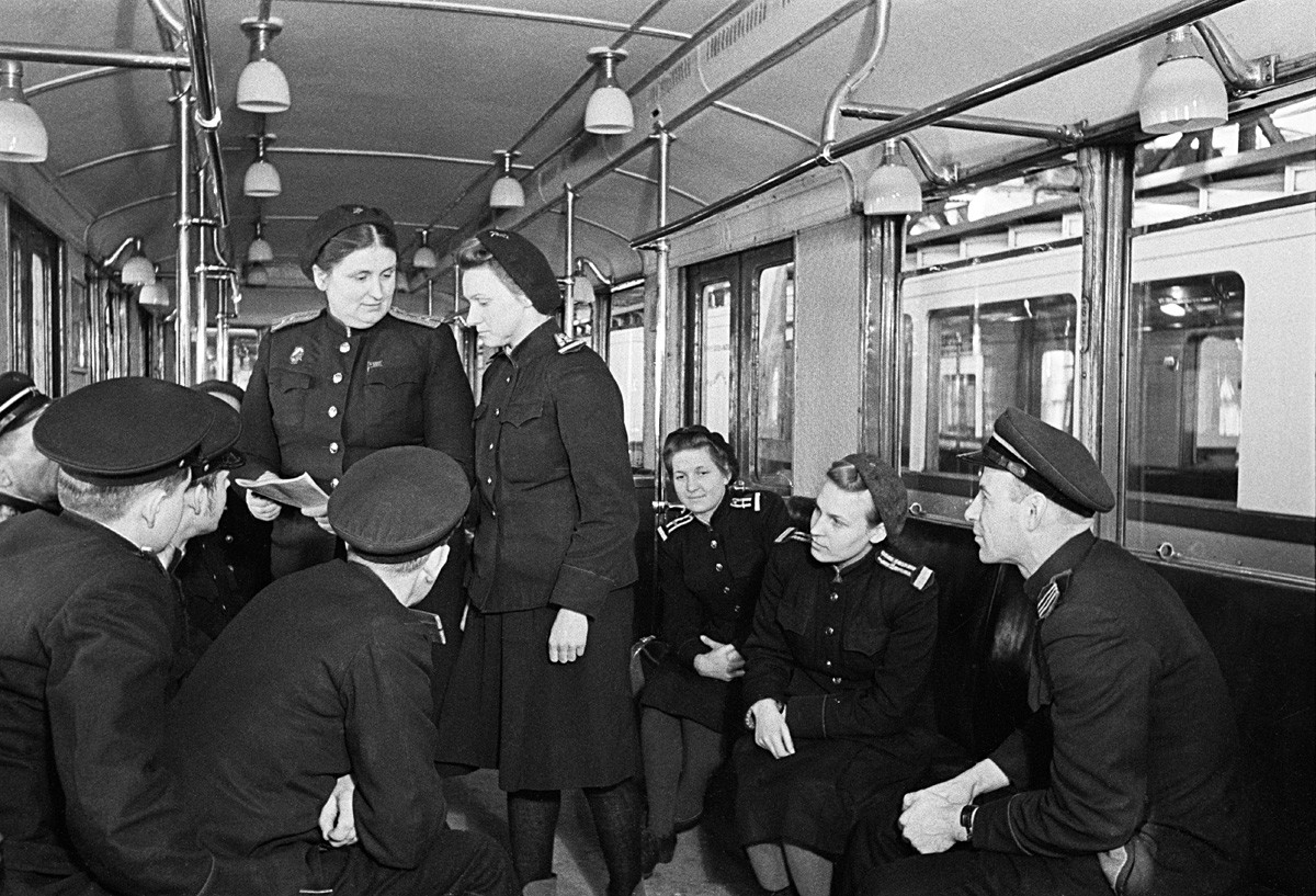 E. Michina, debout à gauche, opératrice en chef au site de maintenance Severnoïé du métro de Moscou. 1949