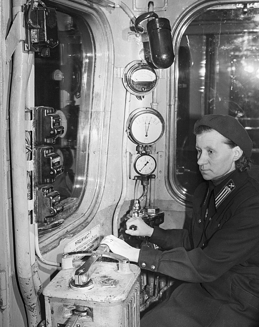 URSS. 1er mars 1959. Une conductrice de train dans la cabine d'un métro