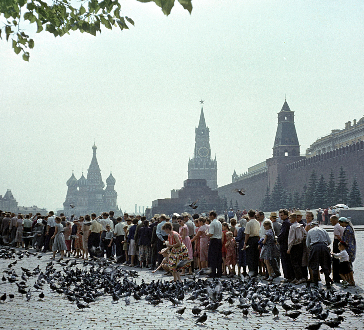 Красная площадь в Москве. Очередь к Мавзолею В.И. Ленина, 1961.