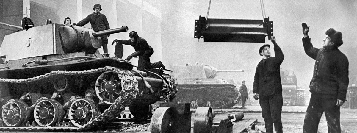 Lenjingrad, SSSR. Sklapanje teških tenkova KV-1 u Lenjingradskoj metalurškoj tvornici 