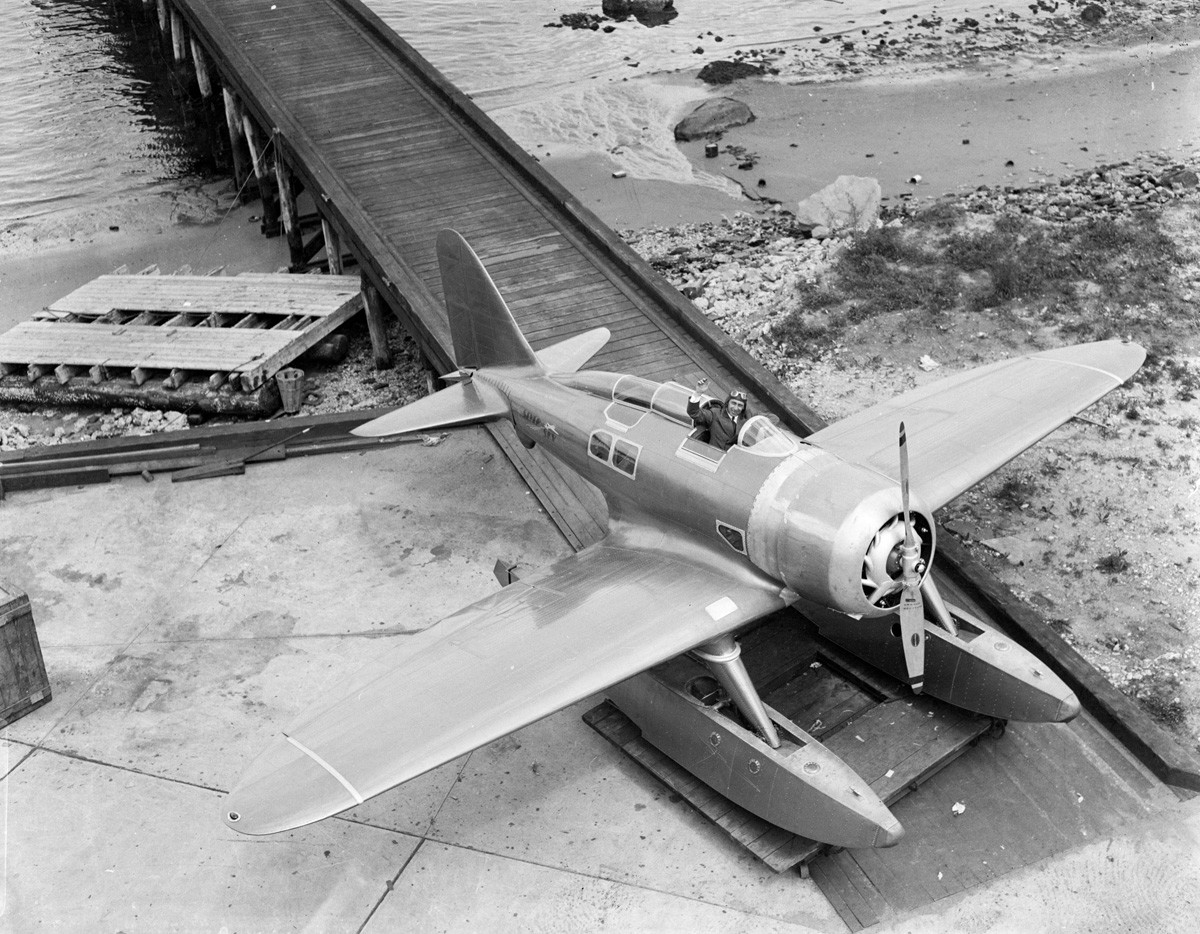 Нови авион-амфибија који је пројектовао и направио мајор Александар Северски. На фотографији Северски маше из кабине авиона, 14.6.1933, Њујорк.